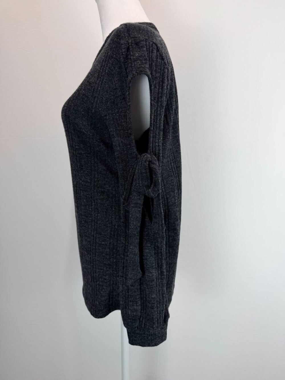 Doe & Rae Charcoal Gray Ribbed Knit Cold Shoulder Top With Tie Sleeves Womens S - Picture 3 of 12